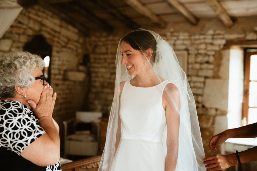 mariée mère émue sourire voile