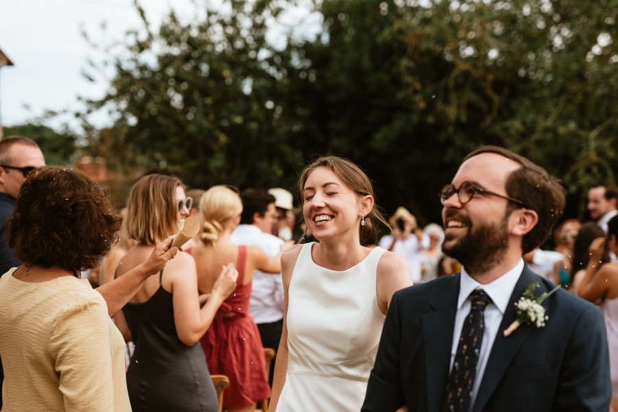 mariée rigole riz allée mariage