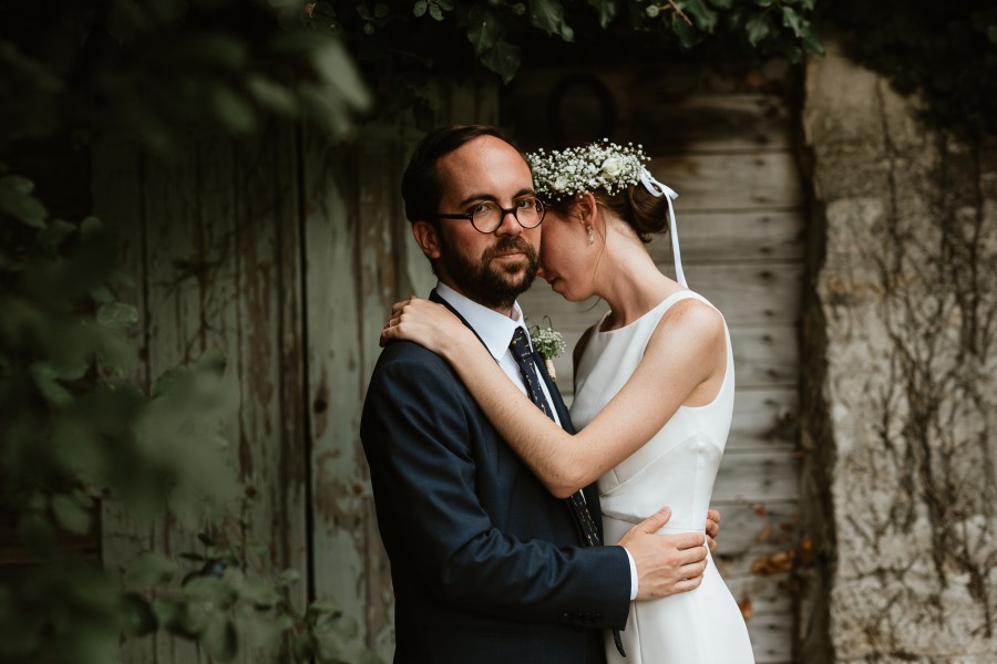 pose intime séance couple mariage couronne fleurs