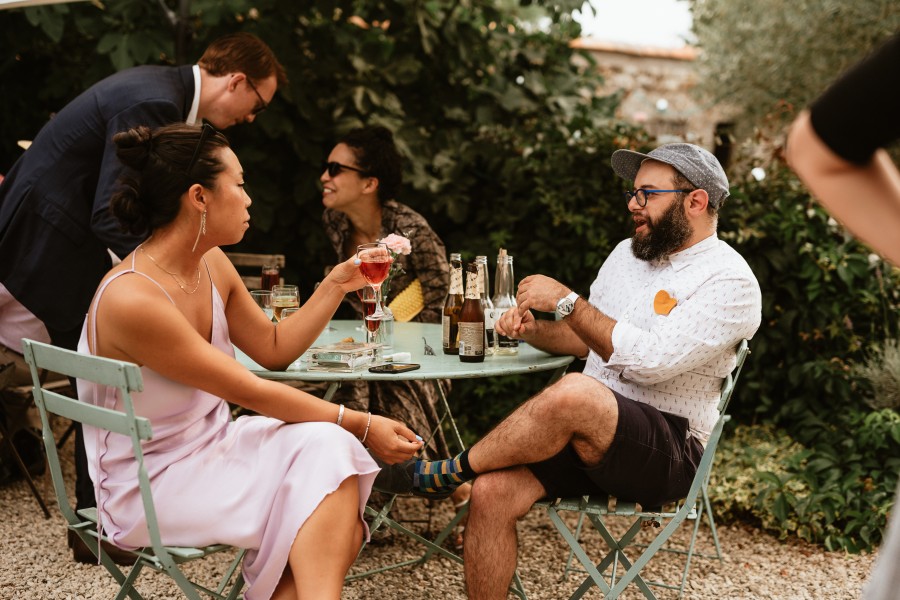 invités discutent cocktail verre table fer forgé