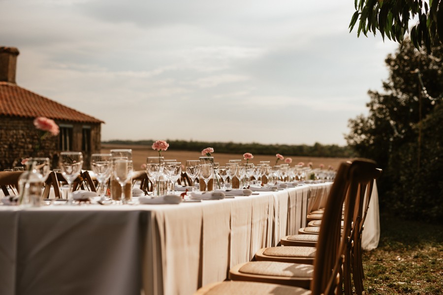 réception mariage tables extérieur verres bouquets fleurs